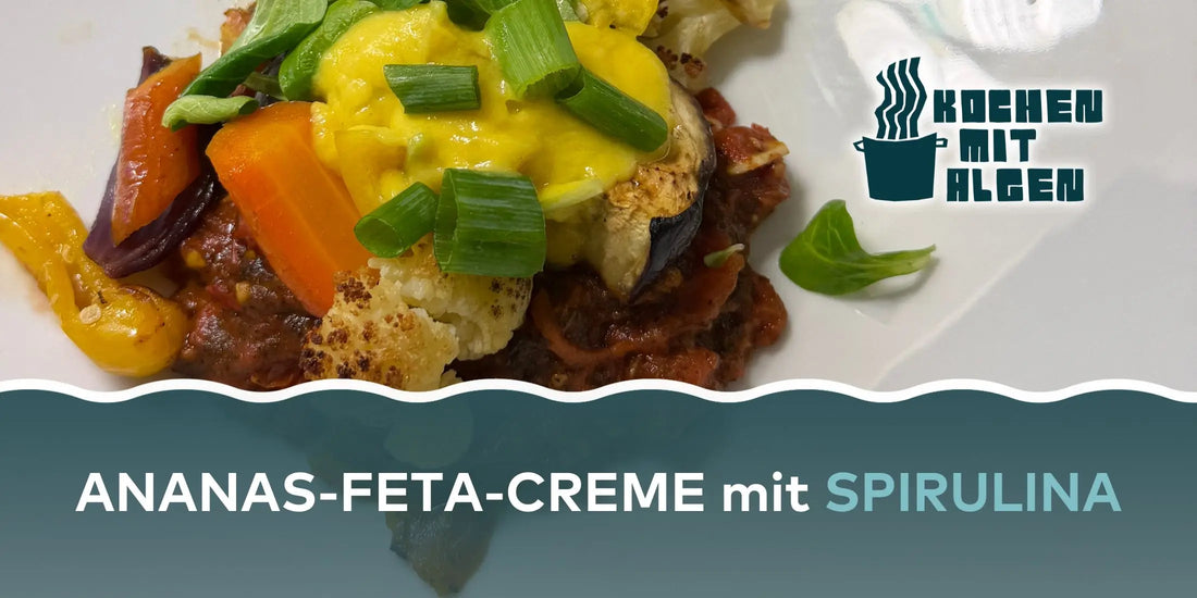 Vegane Ananas-Feta-Creme Bowl mit Ofengemüse und Algen, Tomatenbeet und frischem Salat – bunte, pflanzliche Bowl mit cremigem Dip, serviert in einer Schale auf hellem Untergrund von Kochen mit Algen