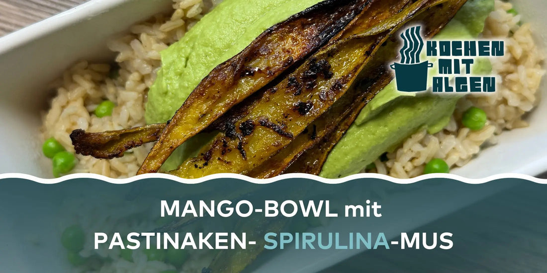 Vegane Mango-Bowl mit cremigem Pastinaken-Mus mit Algen, serviert auf Vollkornreis mit Erbsen und gebratenen Mangostreifen – nährstoffreiche Superfood-Bowl, gesundes Rezept mit Spirulina und Kurkuma von Kochen mit Algen