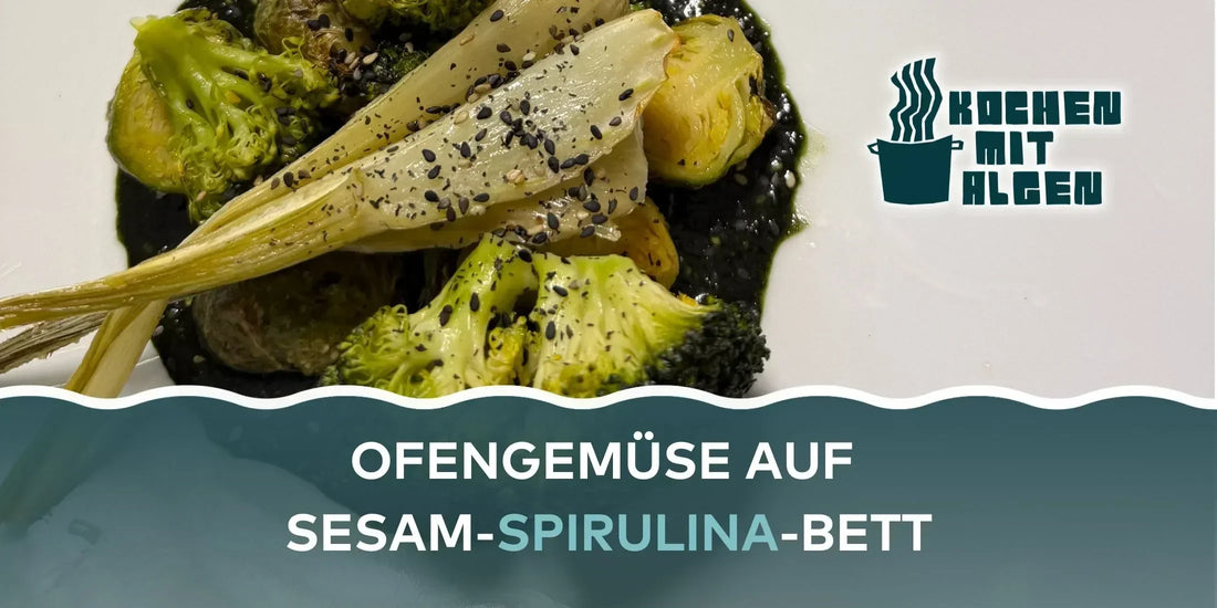 Veganes Ofengemüse mit Brokkoli, Fenchel und Rosenkohl auf grünem Sesam-Bett mit Algen, angerichtet mit geröstetem Sesam – gesundes, pflanzliches Rezept von Kochen mit Algen