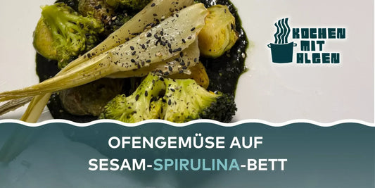 Veganes Ofengemüse mit Brokkoli, Fenchel und Rosenkohl auf grünem Sesam-Bett mit Algen, angerichtet mit geröstetem Sesam – gesundes, pflanzliches Rezept von Kochen mit Algen