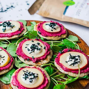 Spirulina Blinis mit Rote-Beete-Meerrettich-Creme