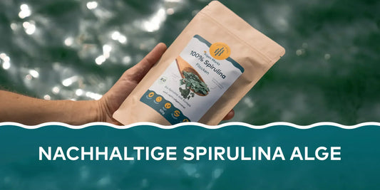 Spirulina Beutel über ein Bekcen gehalten Nachhalitge Spirulina Algen Blog Banner - Algenmarkt