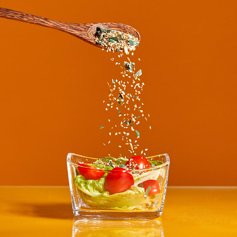 Algen-Gewürzmischung von Algenmarkt wird über einen Salat mit Tomaten gestreut