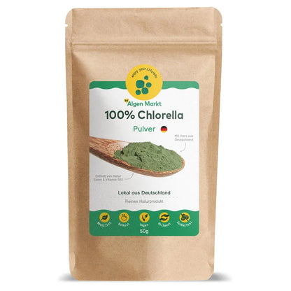 Bio Chlorella Pulver 50g von Algenmarkt – grünes Algenpulver auf Holzlöffel vor Kraftpapierbeutel