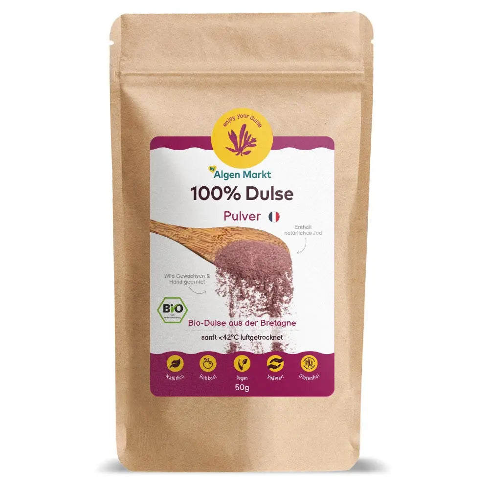 Bio Dulse Pulver 50g von Algenmarkt – rotes Algenpulver auf Holzlöffel vor Kraftpapierbeutel