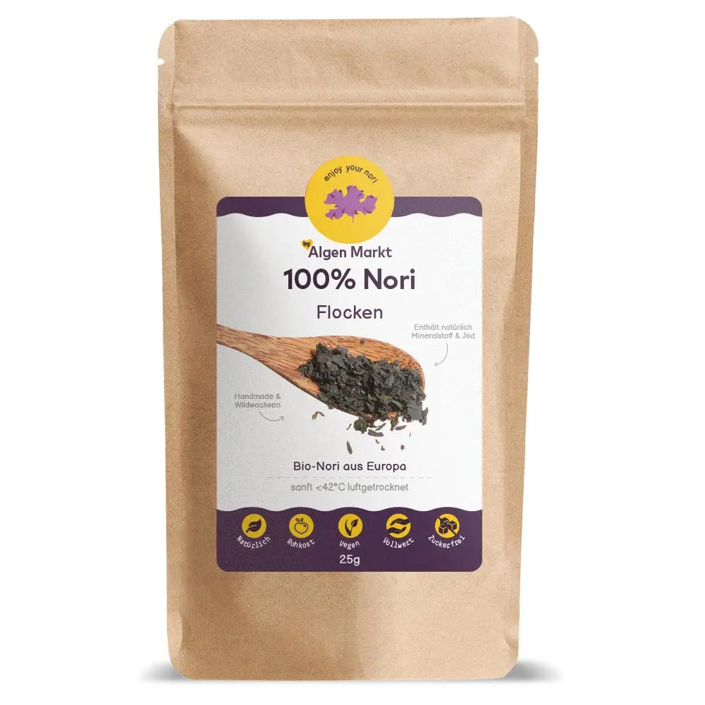 Bio Nori Flocken 25g von Algenmarkt – dunkle Algenflocken auf Holzlöffel vor Kraftpapierbeutel