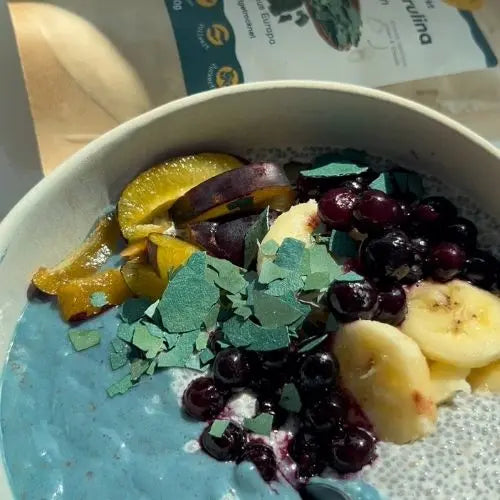 Blauer Chiapudding mit Spirulina, Banane und Heidelbeeren – Rezeptidee von Algenmarkt