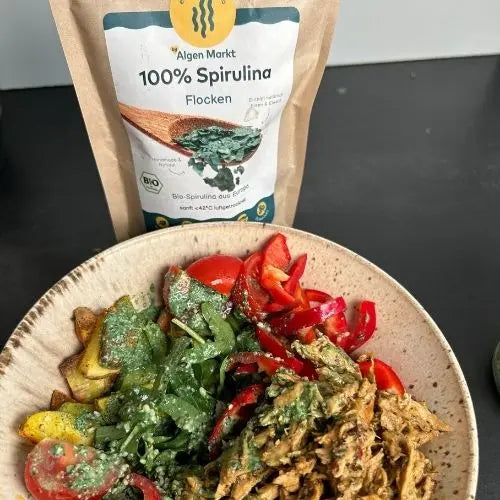 Bowl mit Cashew-Rucola-Spirulina-Dressing und Beutel von Algenmarkt – Rezeptidee