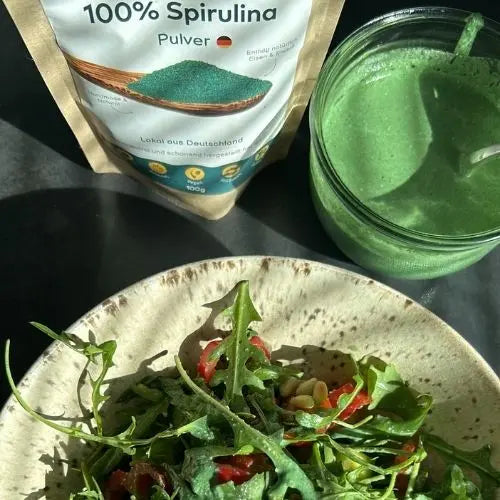 Bunter Salat und grüner Smoothie mit Spirulina-Pulver von Algenmarkt – Rezeptidee