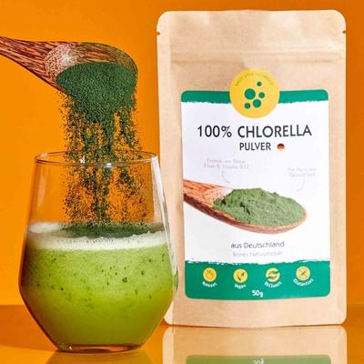 Bio Chlorella Pulver 50g von Algenmarkt wird in einen grünen Smoothie eingerührt