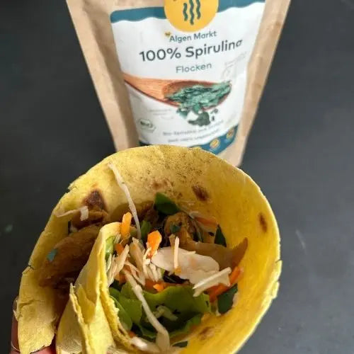 Gemüsewrap mit Spirulina-Flocken und Beutel von Algenmarkt – Rezeptidee