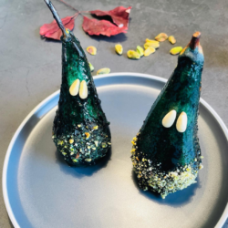 Blaugrün glasierte Birnen mit Spirulina und Mandeln – Rezeptidee von Algenmarkt