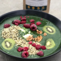Grüne Spirulina-Smoothie-Bowl mit Himbeeren, Kiwi und Hanf – Rezeptidee von Algenmarkt
