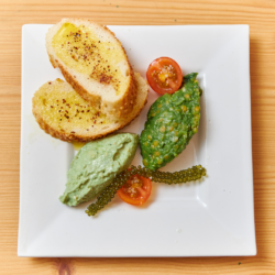 Grüner Algen-Hummus mit Brot und Tomaten – Rezeptidee von Algenmarkt