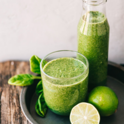 Grüner Smoothie mit Spinat und Limette – Rezeptidee von Algenmarkt