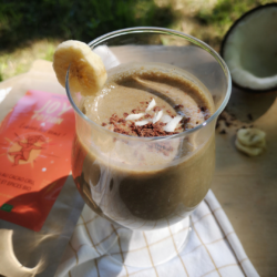 Cremiger Smoothie mit Banane und Kokos – Rezeptidee von Algenmarkt