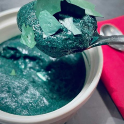 Blaugrüne Spirulina-Mousse in Schale mit Löffel – Rezeptidee von Algenmarkt