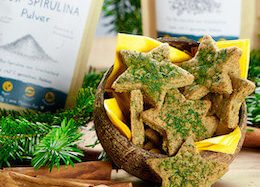 Vegane Spirulina-Gewürzkekse als Sterne mit Beutel von Algenmarkt – Rezeptidee