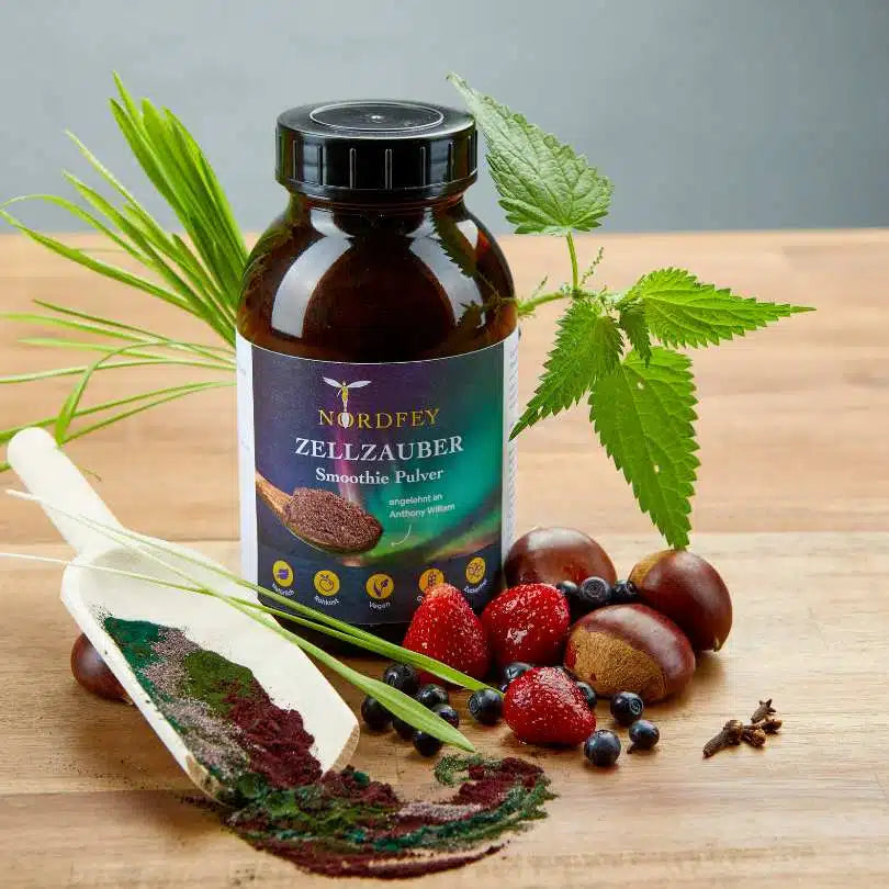 Zellzauber Smoothie Pulver von Nordfey mit Zutaten wie Kastanien, Beeren und Kräutern