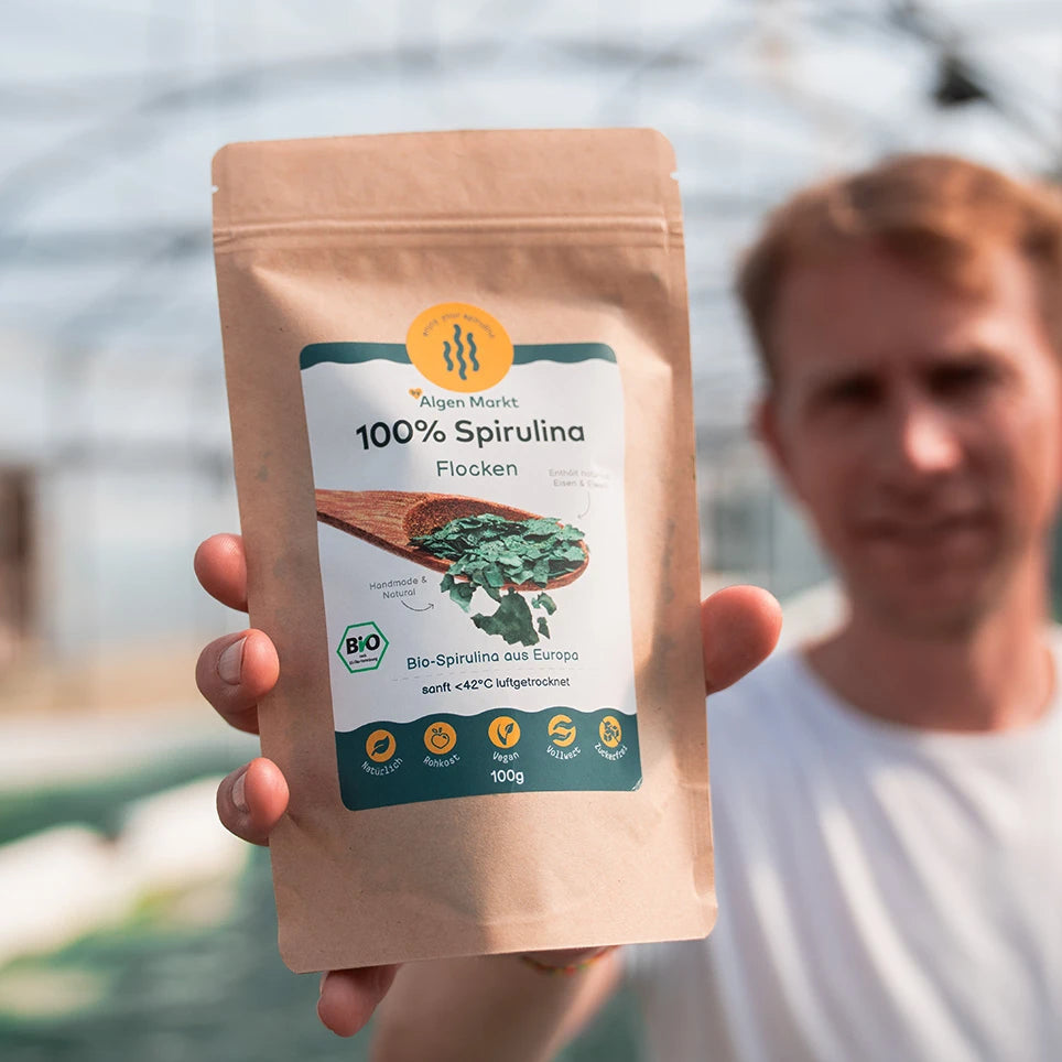 Bio Spirulina Flocken 100g von Algenmarkt, sanft luftgetrocknet, in der Hand