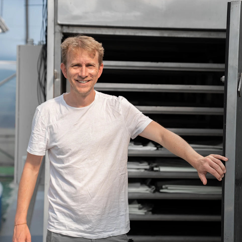 Dr. Frank Winter am Trocknungsschrank der Spirulina-Farm von Algenmarkt